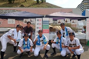 参加選手集合写真(左から平川投手、竹原選手、長谷川捕手、大野投手、田中選手、弓削田捕手、川畑投手)