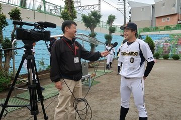 インタビューに応じる土谷選手