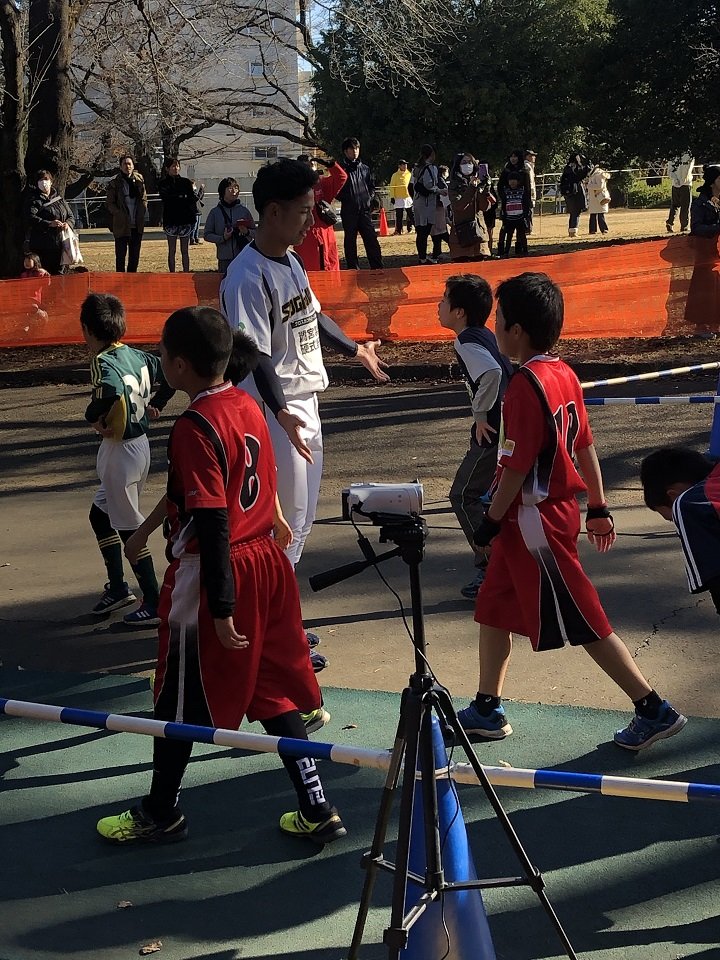 ゴールした選手とハイタッチする大野投手