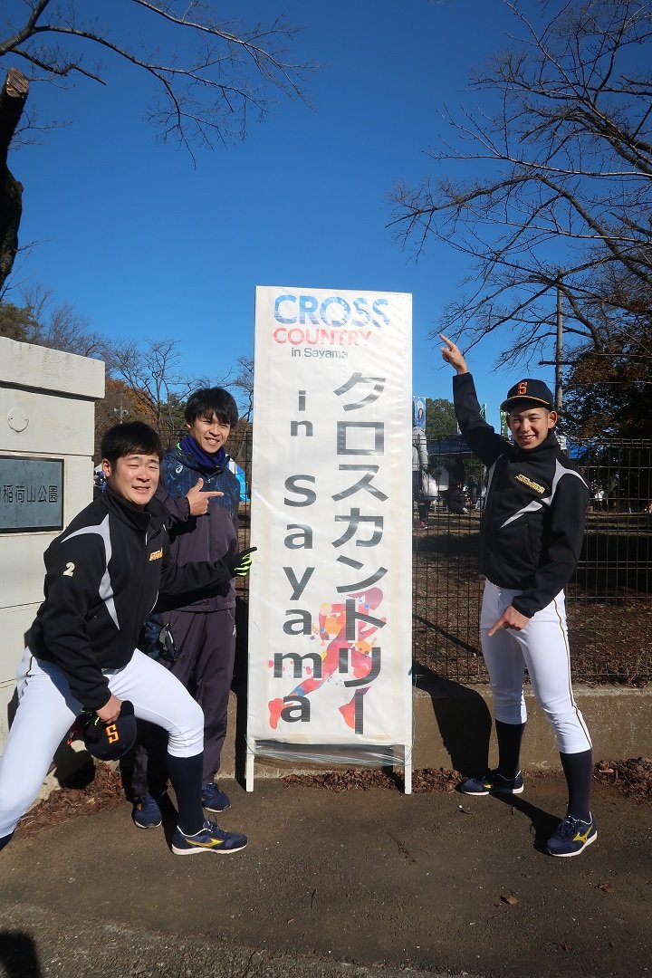 参加選手集合写真(左から川畑投手、竹原外野手、大野投手)