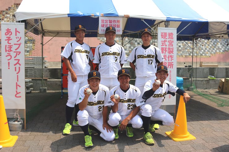 集合写真（上段左から保戸田内野手、大坂内野手、及川投手。下段左から川畑投手、長谷川捕手、大野投手。）