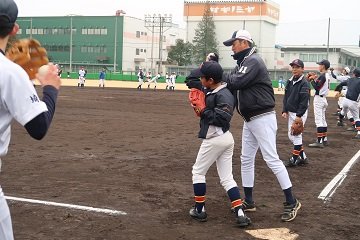 熱心に指導する岡崎監督