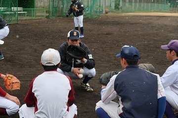 捕球姿勢のレクチャーをする弓削田選手