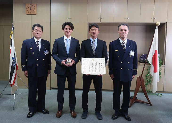 中央左/田中副主将 中央右/岡崎監督
