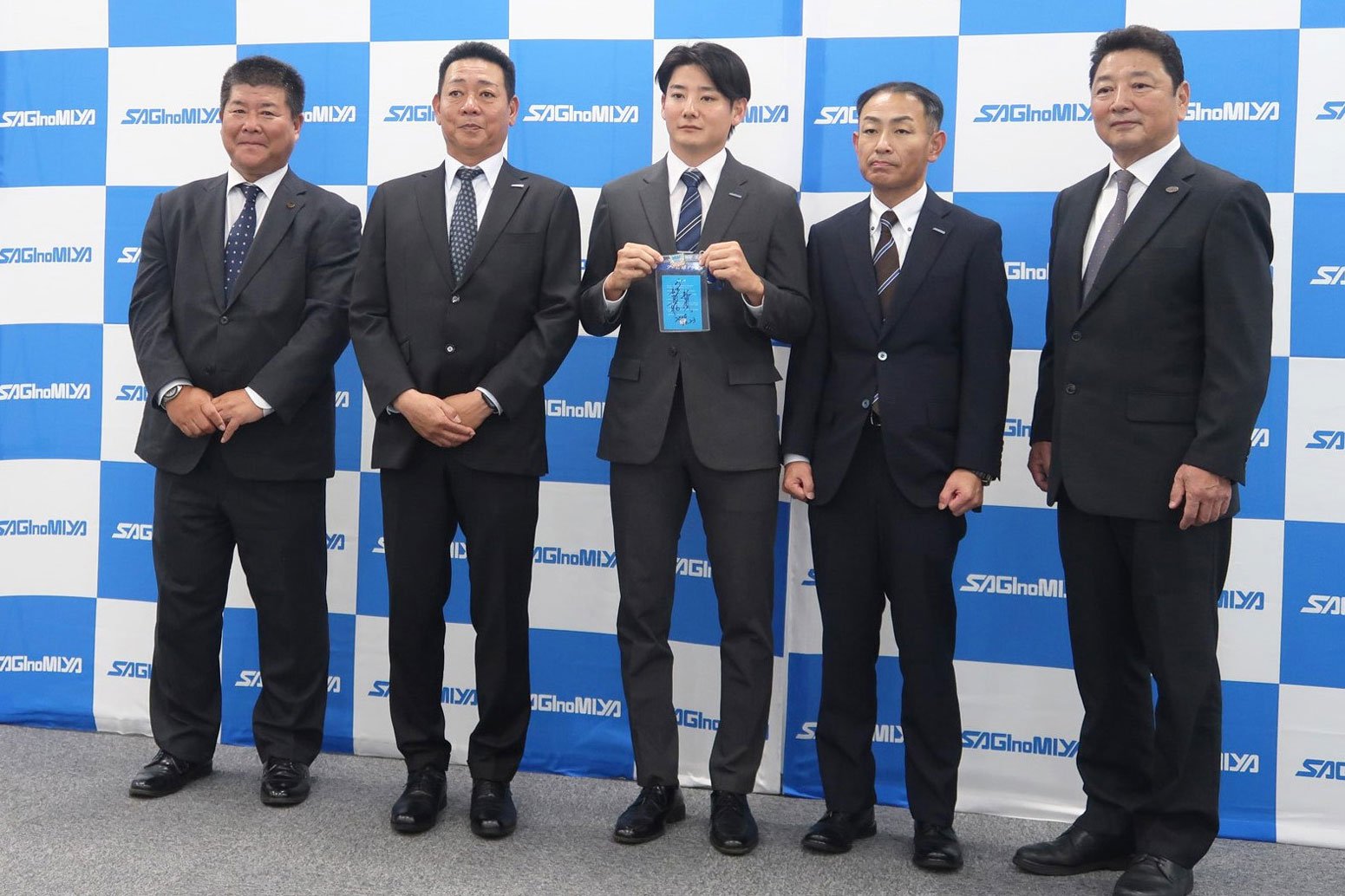 竹丸投手には、阿部監督のサインが入った関係 者用パスが贈られました