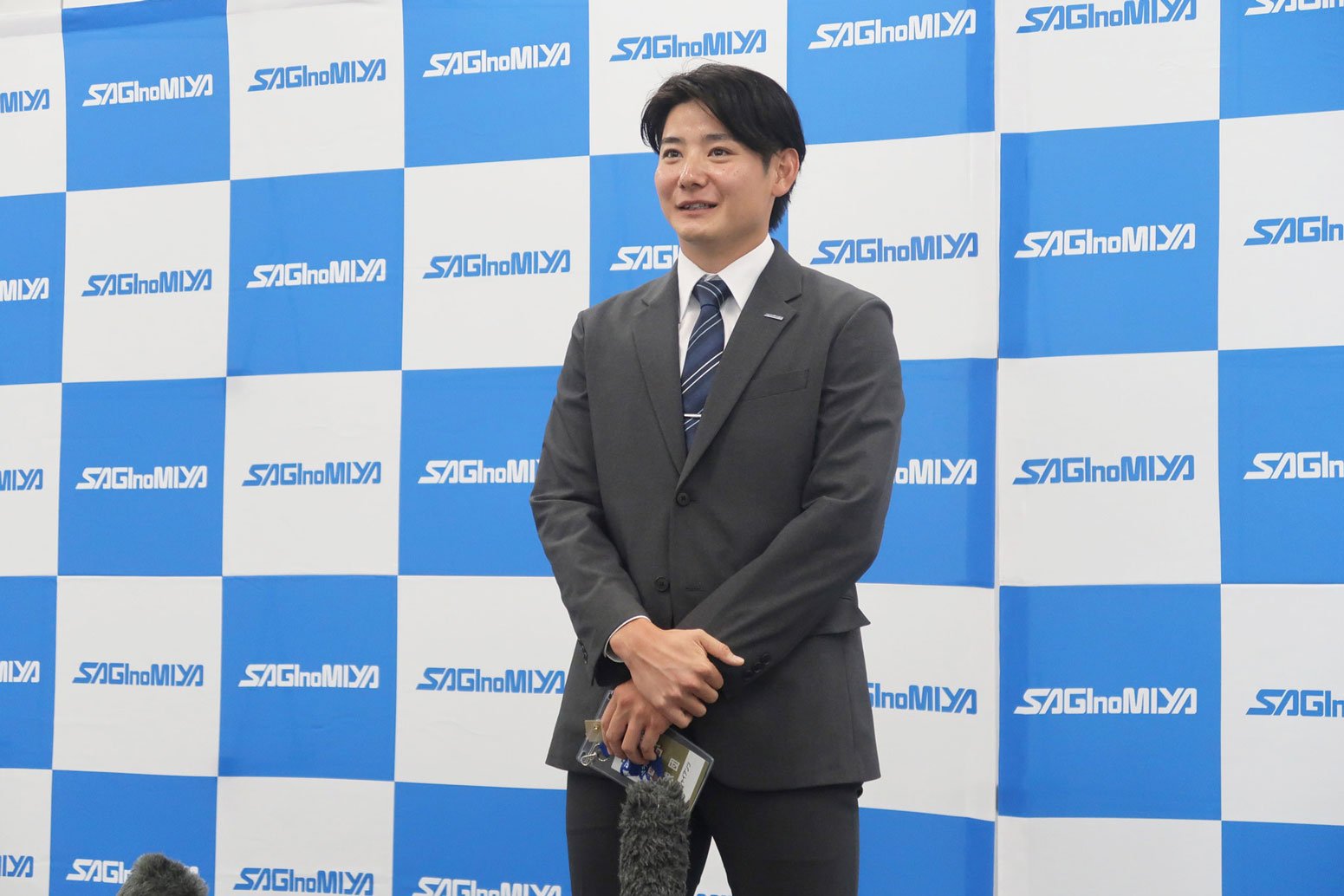 挨拶後の会見にて、記者からの質問に答える竹丸投手