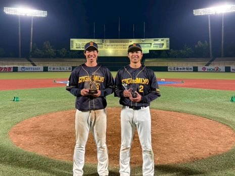 スコアボードを背に笑顔を向ける保戸田選手と竹原選手