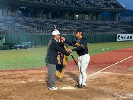 優勝旗を受け取る野村主将