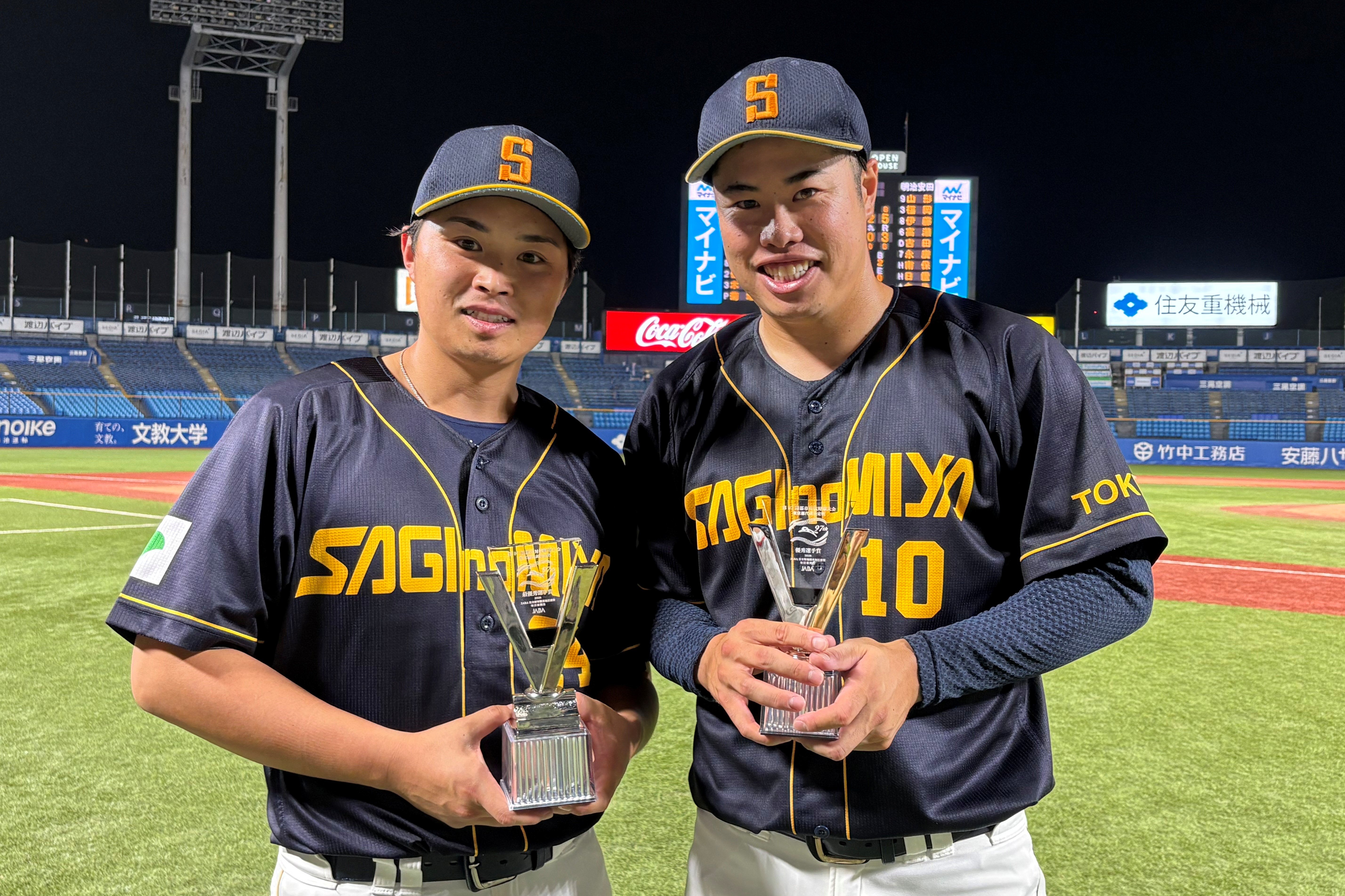 それぞれのトロフィーを手に笑顔を見せる大井選手と西浦選手