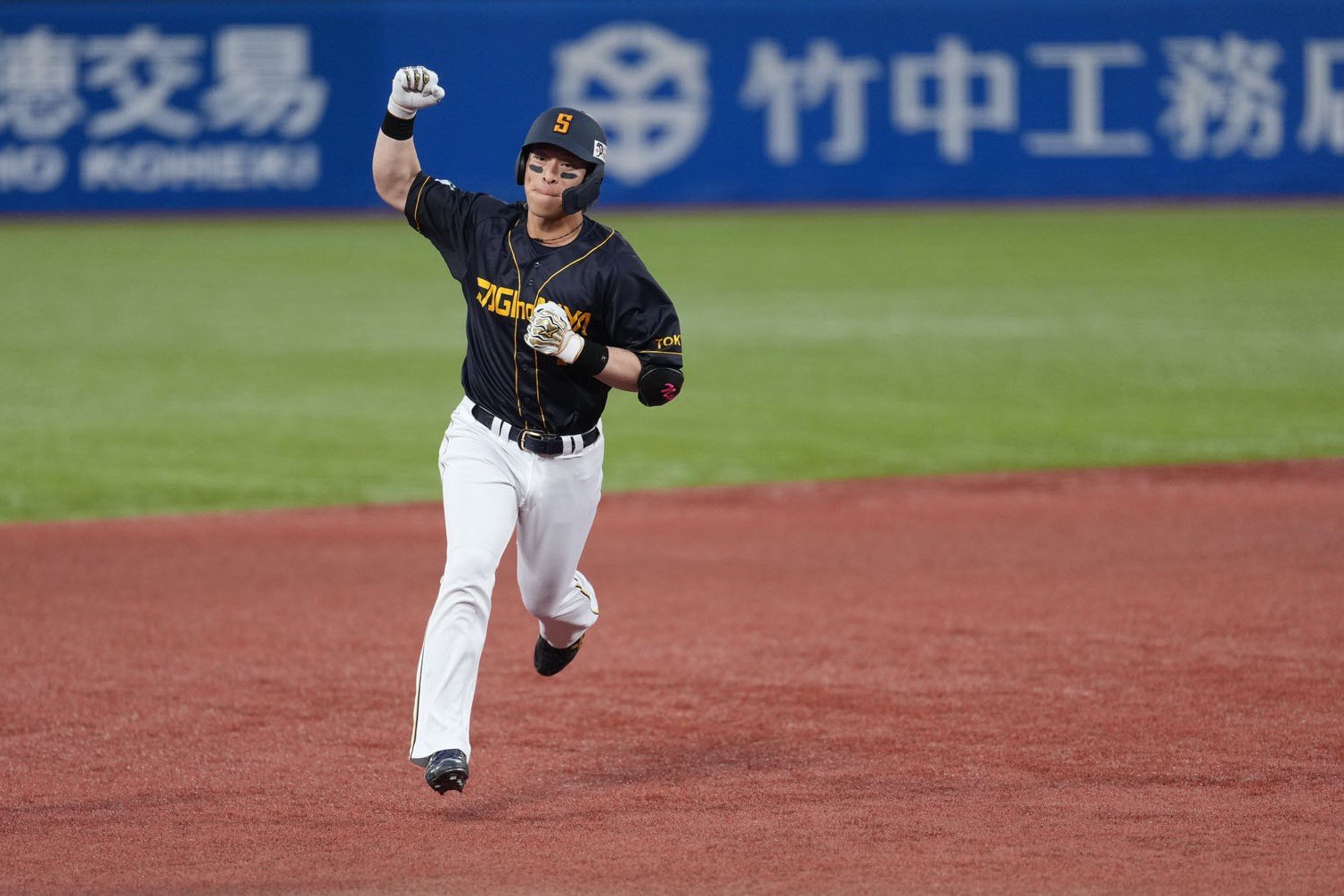 先制ホームランを放ち、ダイヤモンドを回る野村選手