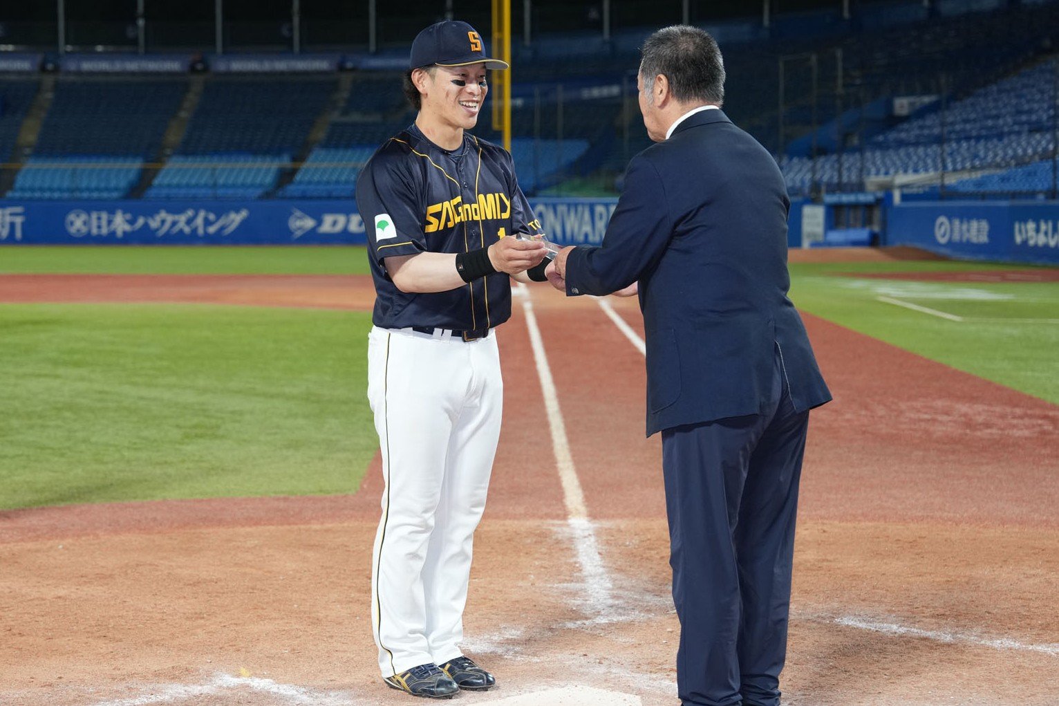 主将の野村選手が東京都代表トロフィーを受け取りました