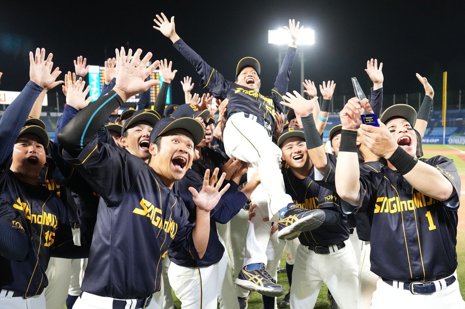 祝福の声の中、狩野監督が宙に舞いました！